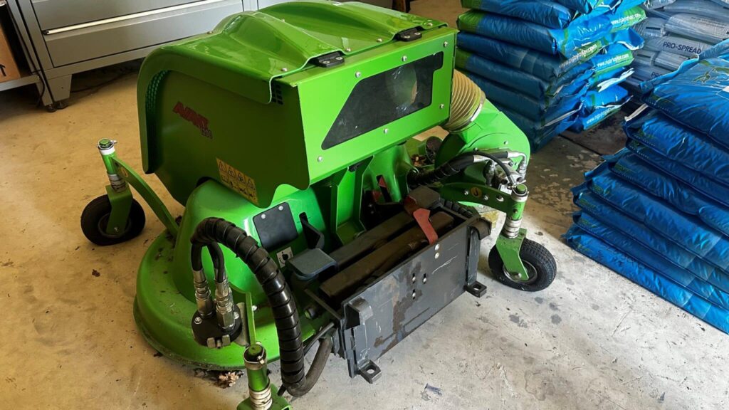 AVANT COLLECTING LAWN MOWER 1200