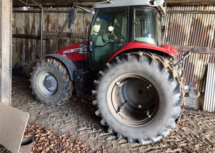 Massey Ferguson 5713SESD4 Tractor