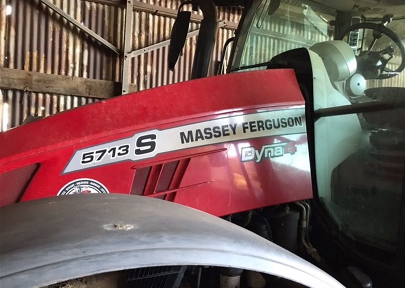 Massey Ferguson 5713SESD4 Tractor