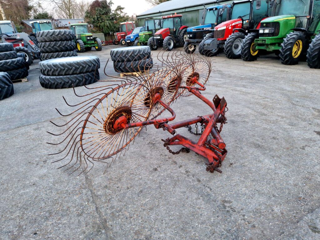 Vicon 4 wheel acrobat hay turner