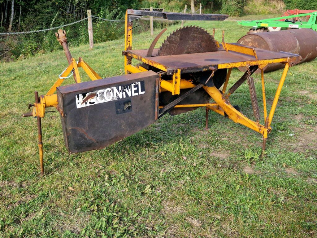 McConnell linkage mounted sawbench