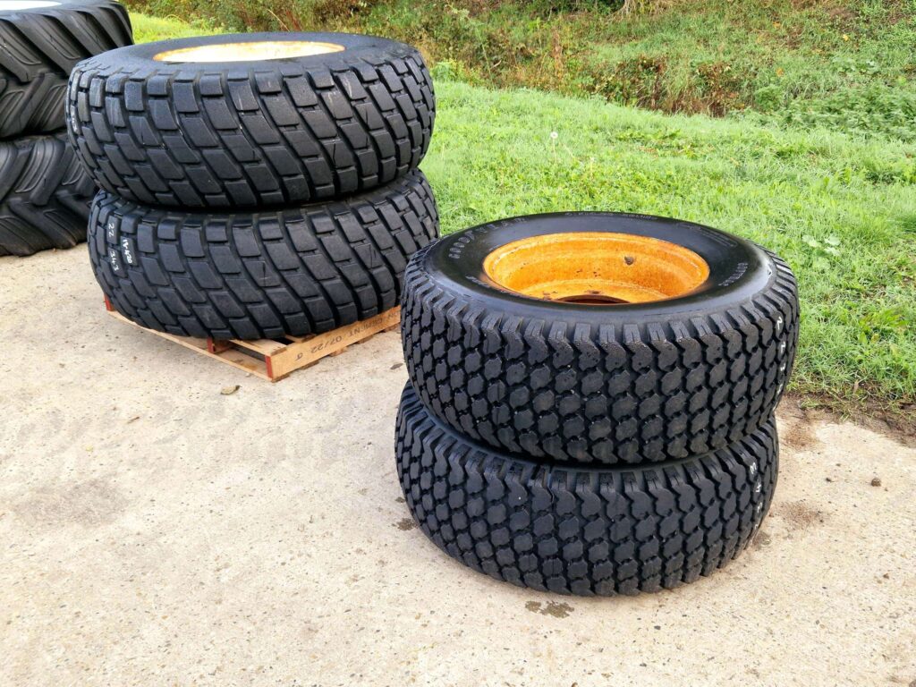 Turf wheel and tyre set
