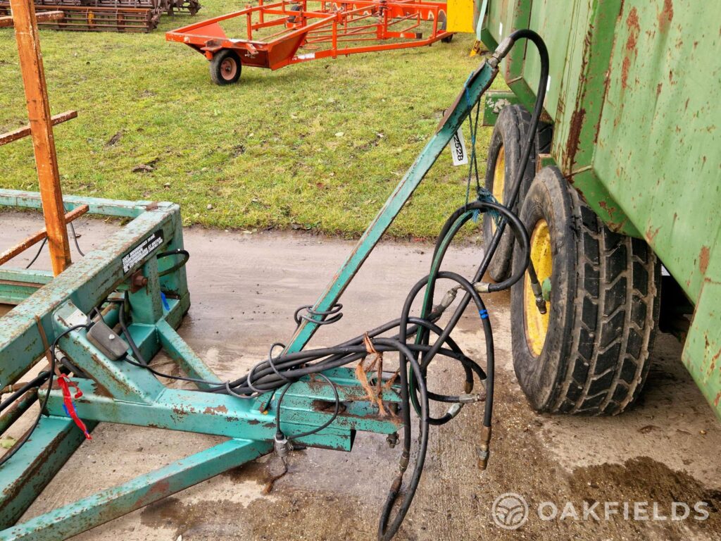 Selldeck trailed bale transporter