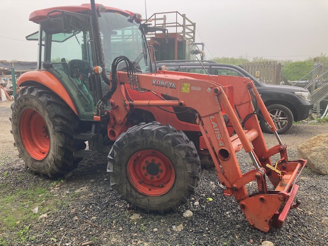 2016 Kubota m7060 c/w loader Only 900hrs