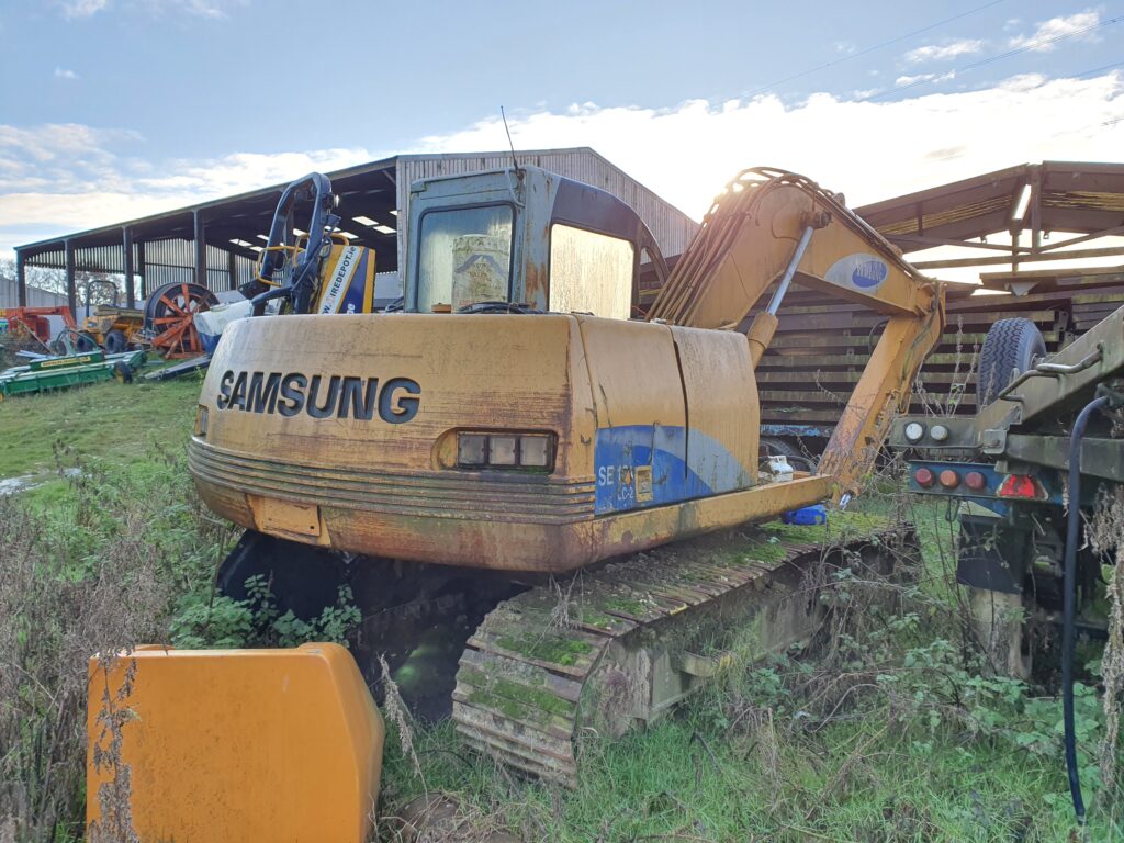 Samsung SE130lc Excavator – Breaking