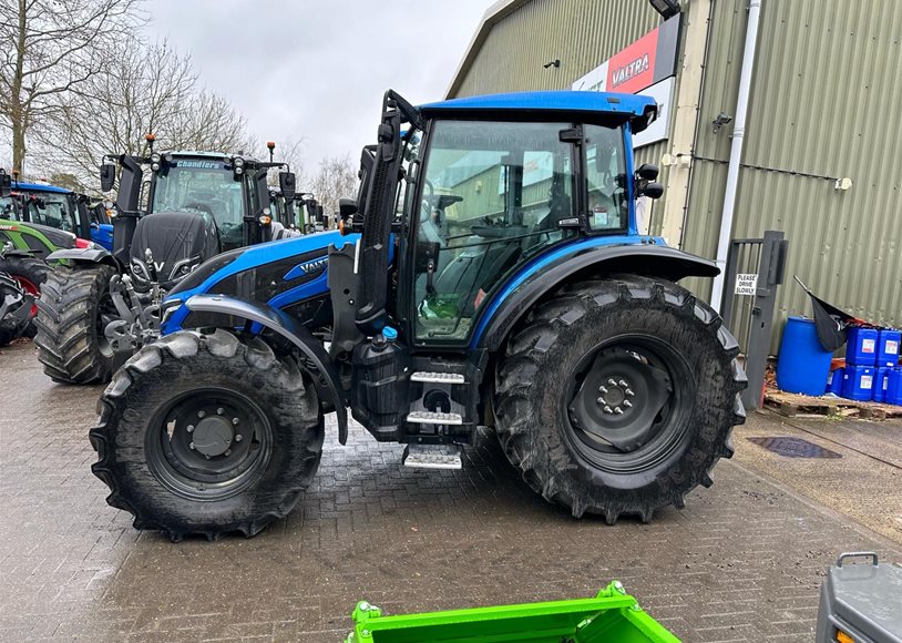 Valtra G125EA Tractor