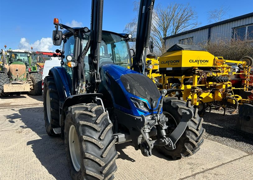 Valtra G125EA Tractor