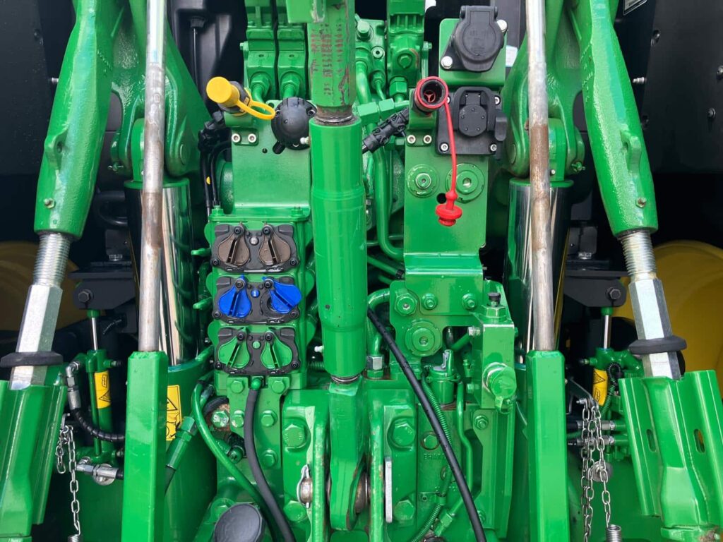 John Deere 6215R