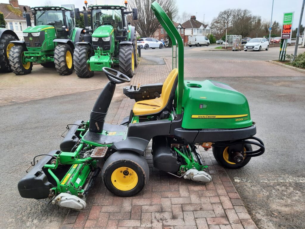 John Deere 2500E greens triple mower