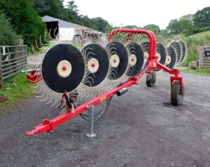 NEW 5.6M ENOROSSI RT9 SIDE RAKE FOR MOVING WET STRAW ETC WITH HYDRAULIC STEERING