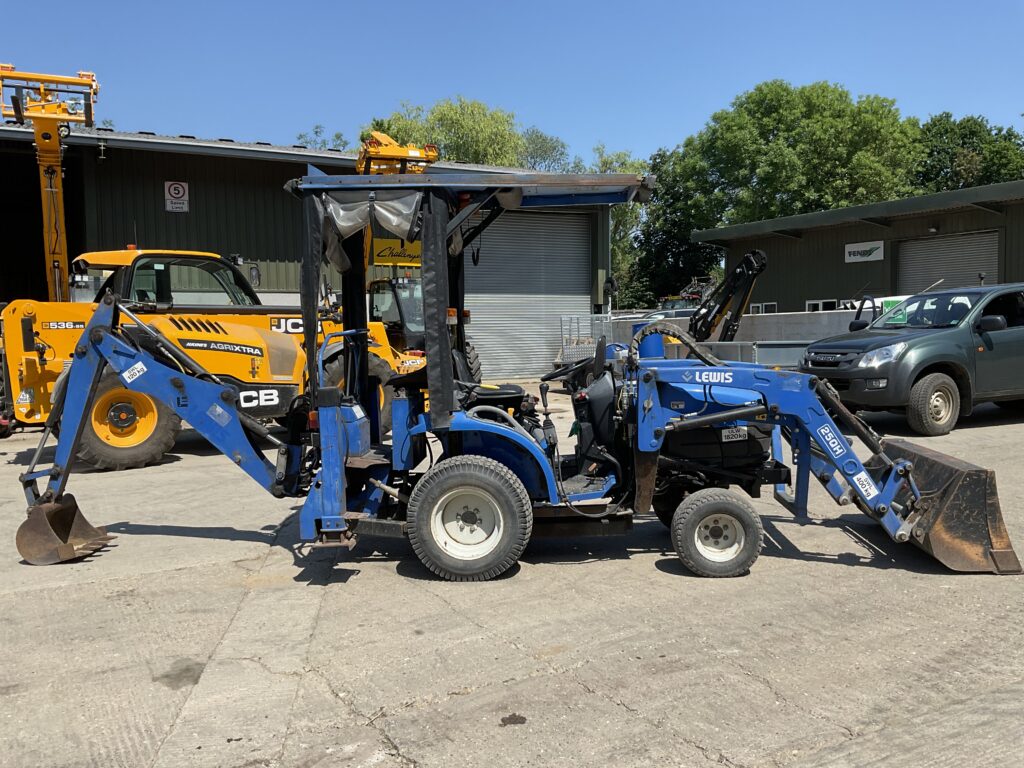 NEW HOLLAND TC24D WITH LEWIS 25QH LOADER