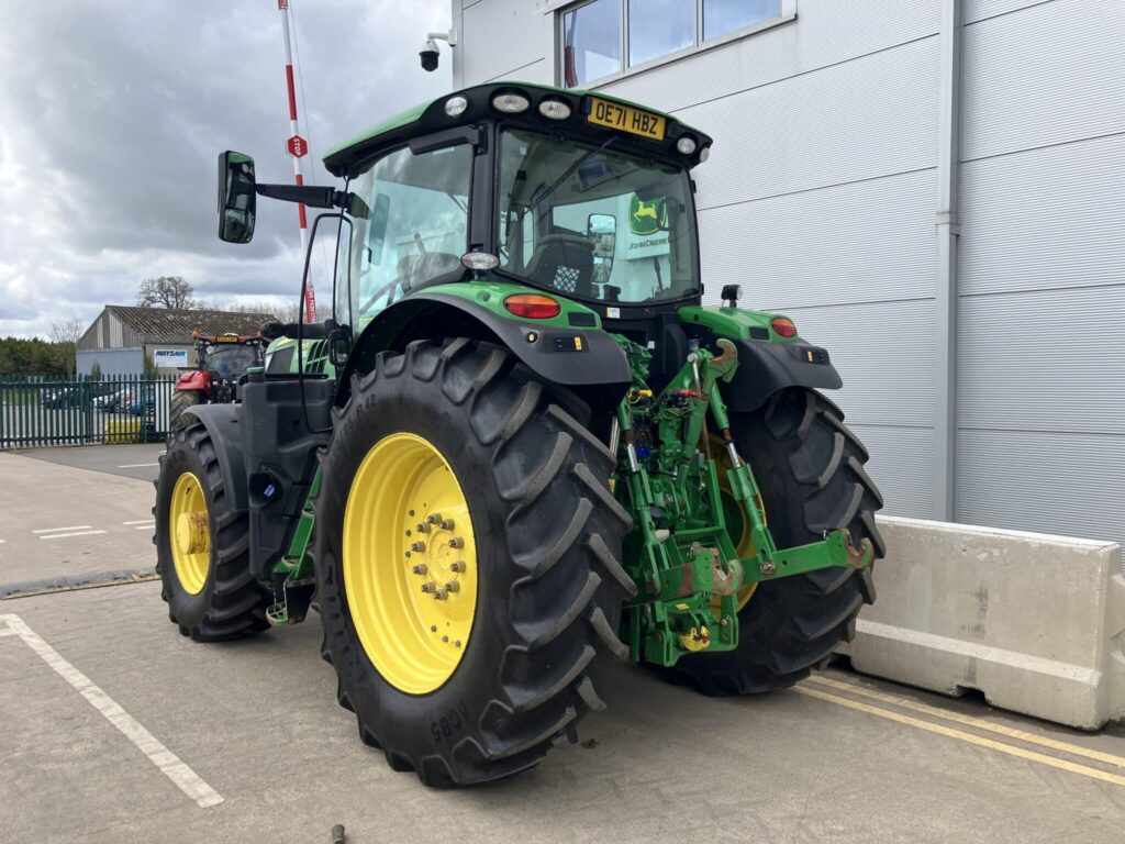 John Deere 6215R