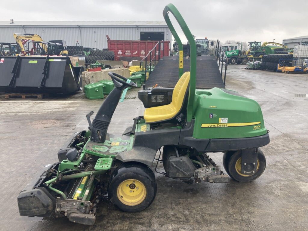 John Deere 2500E greens triple mower