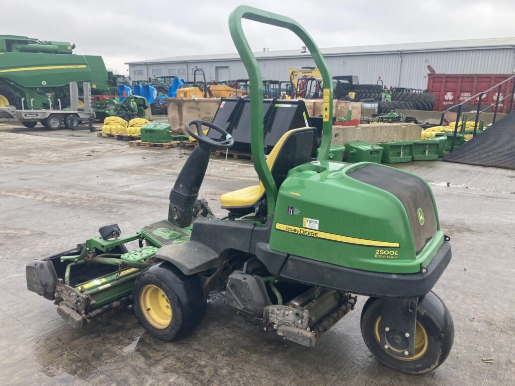 John Deere 2500E greens triple mower