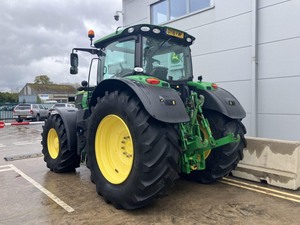 John Deere 6215R