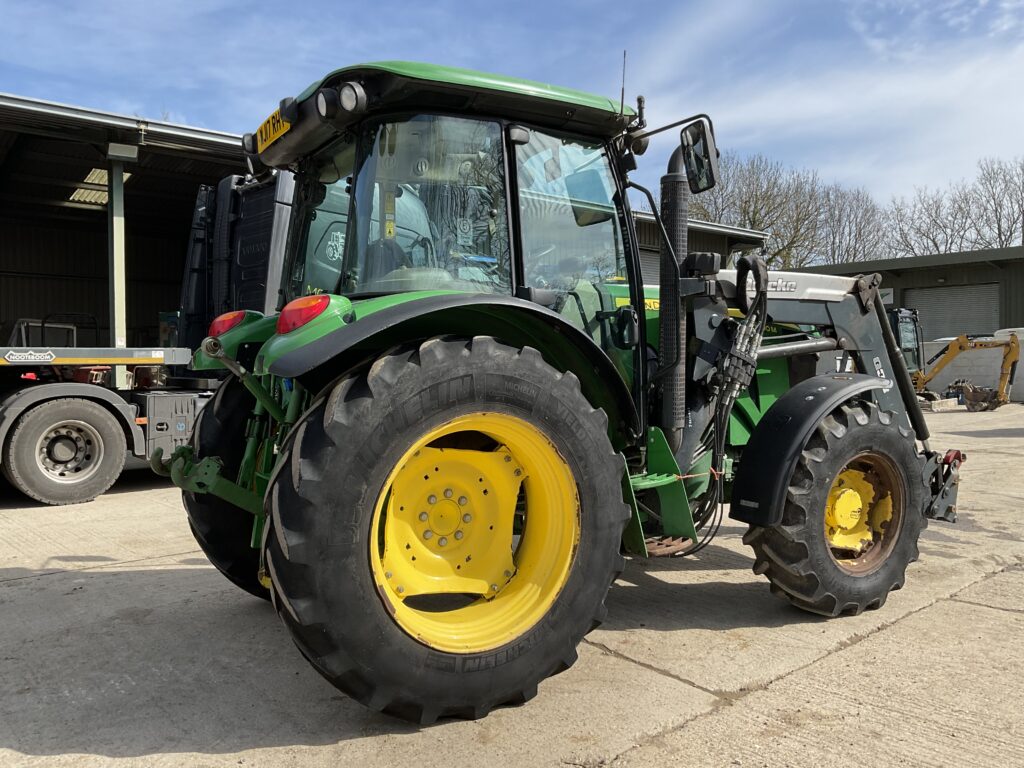 JOHN DEERE 5100M