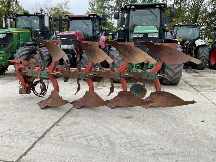 KVERNELAND 4 FURROW PLOUGH