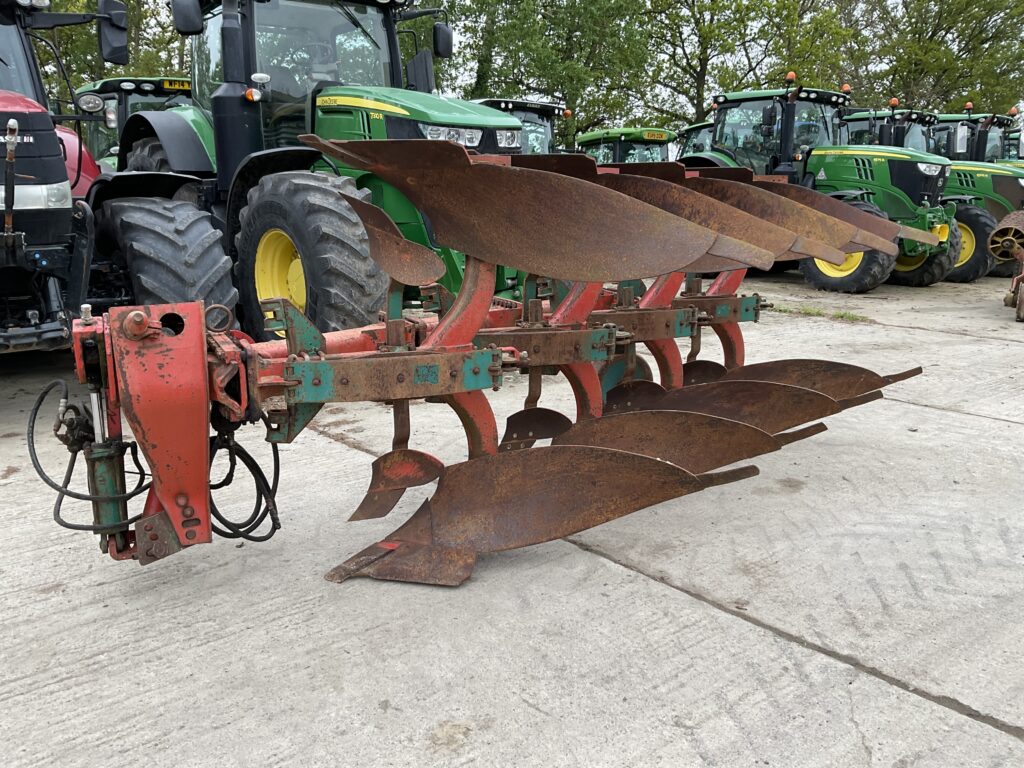 KVERNELAND 4 FURROW PLOUGH