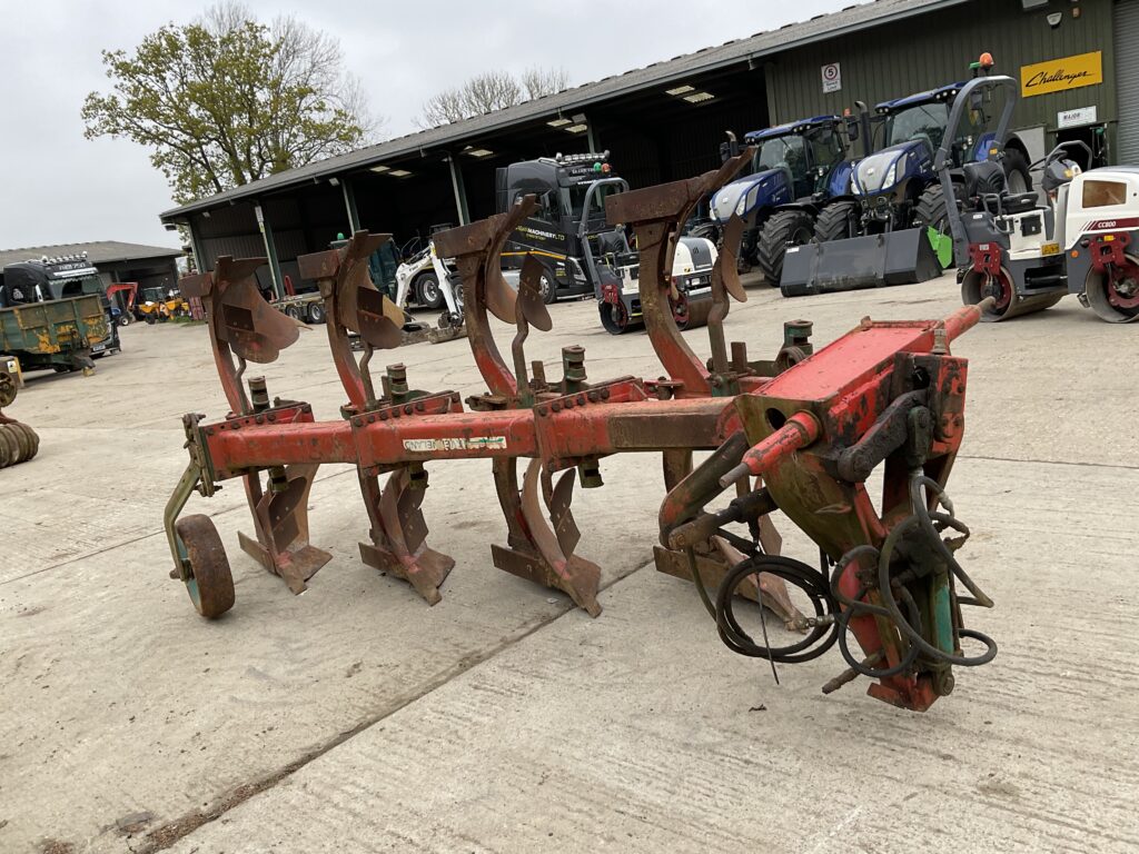 KVERNELAND 4 FURROW PLOUGH