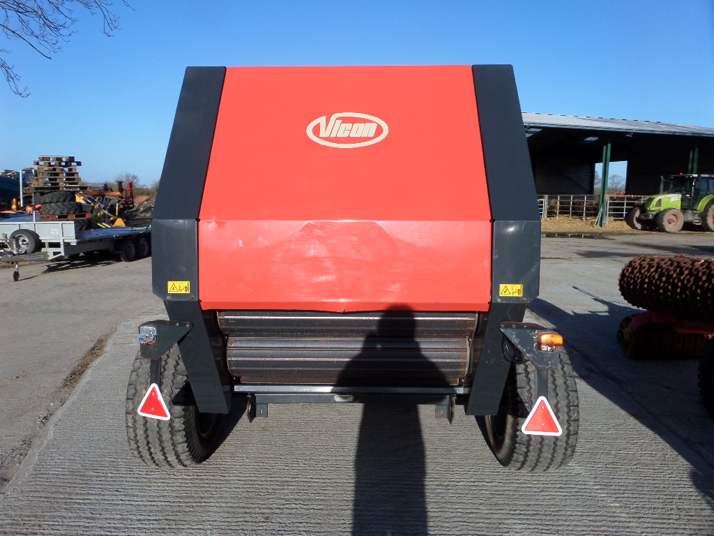 VICON RF122 ROUND BALER