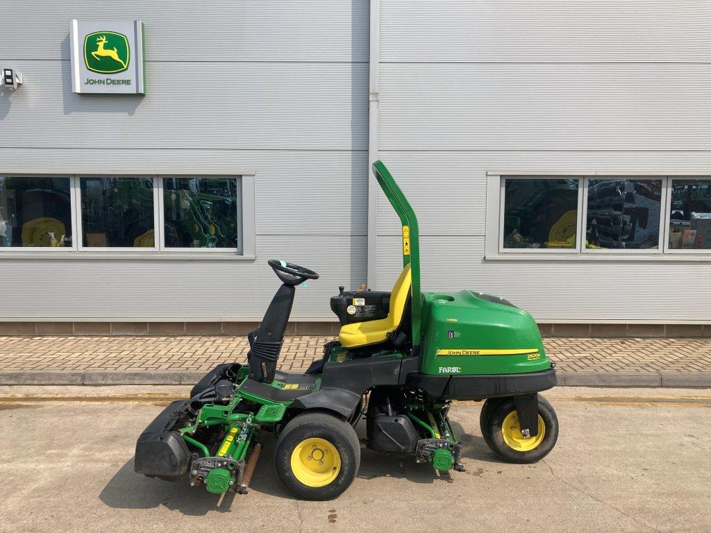 John Deere 2500B Greens triple mower