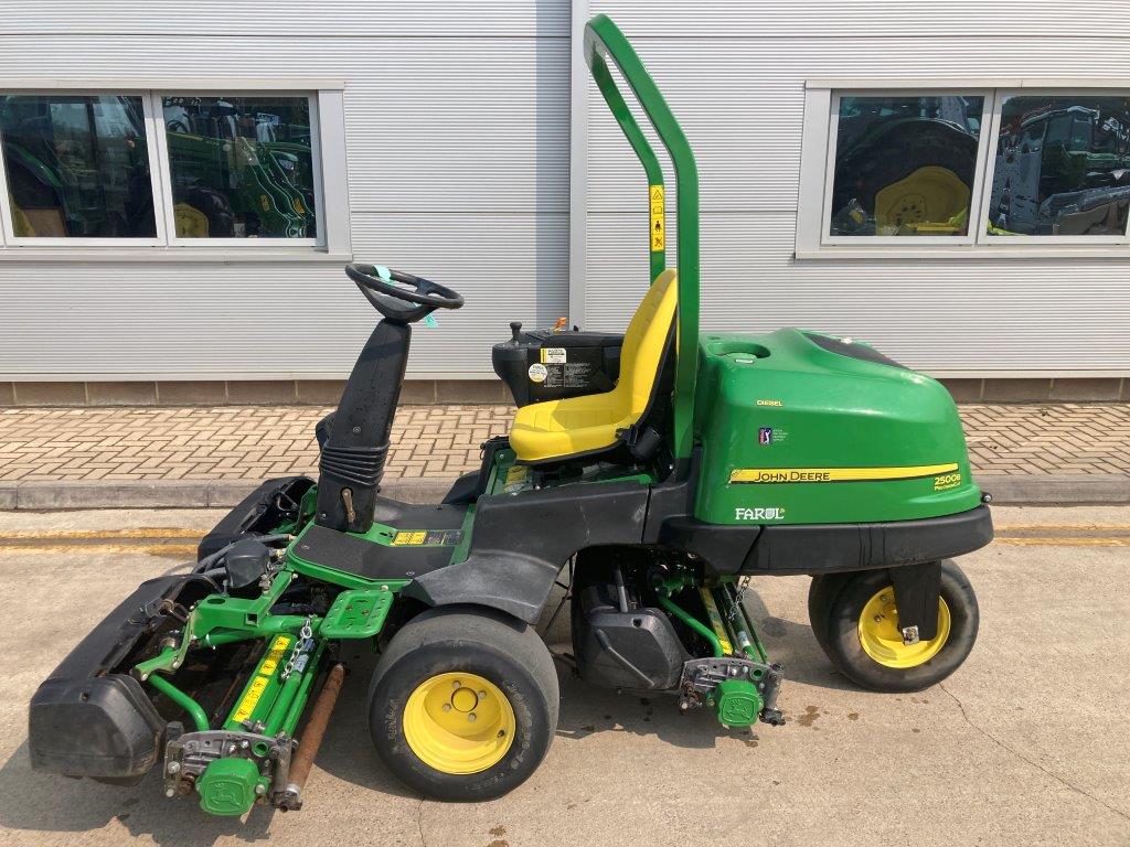 John Deere 2500B Greens triple mower