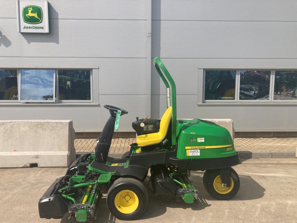 John Deere 2500B Greens triple mower