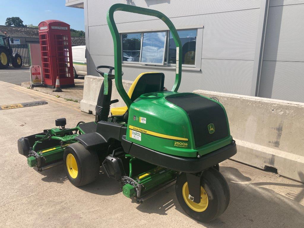 John Deere 2500B Greens triple mower