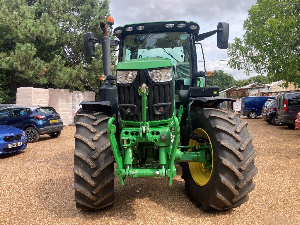 John Deere 6215R