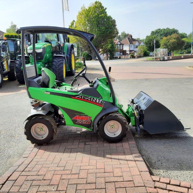 Avant 220 mini loader