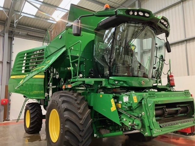 John Deere T670i