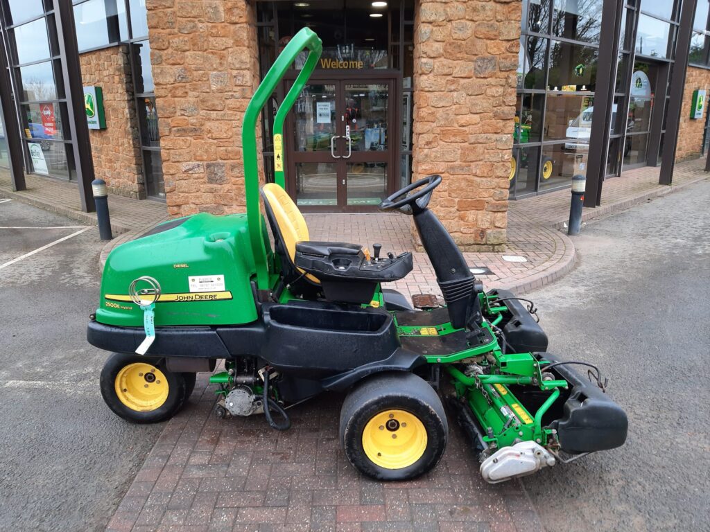 John Deere 2500E greens triple mower