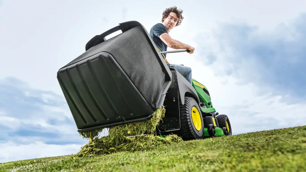 John Deere X167R Ride-on Lawnmower