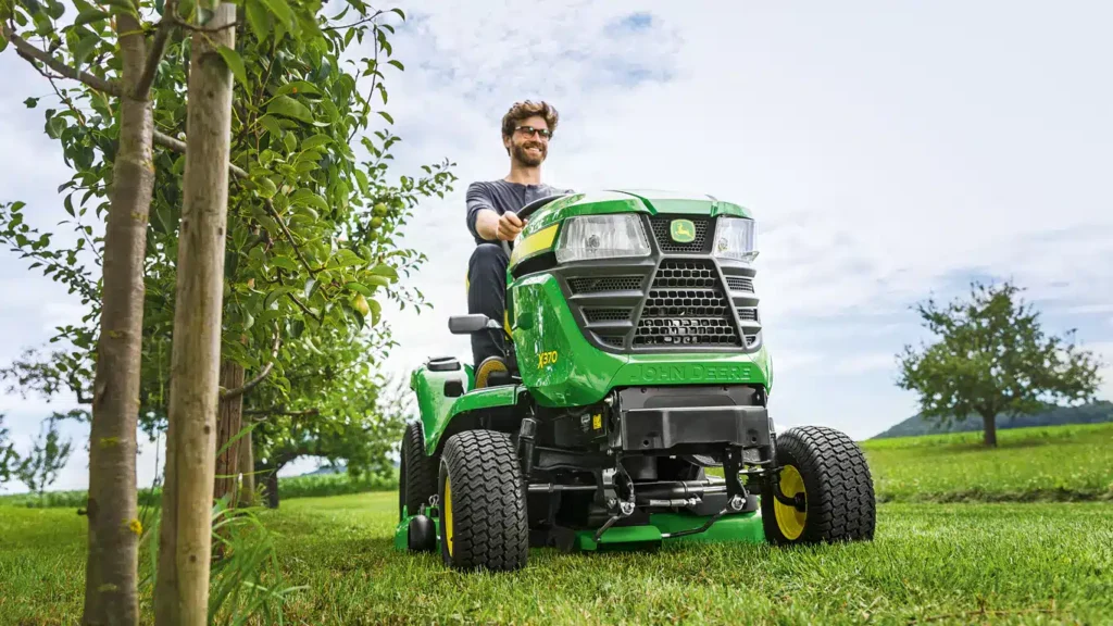 John Deere X370 Ride-on Lawnmower