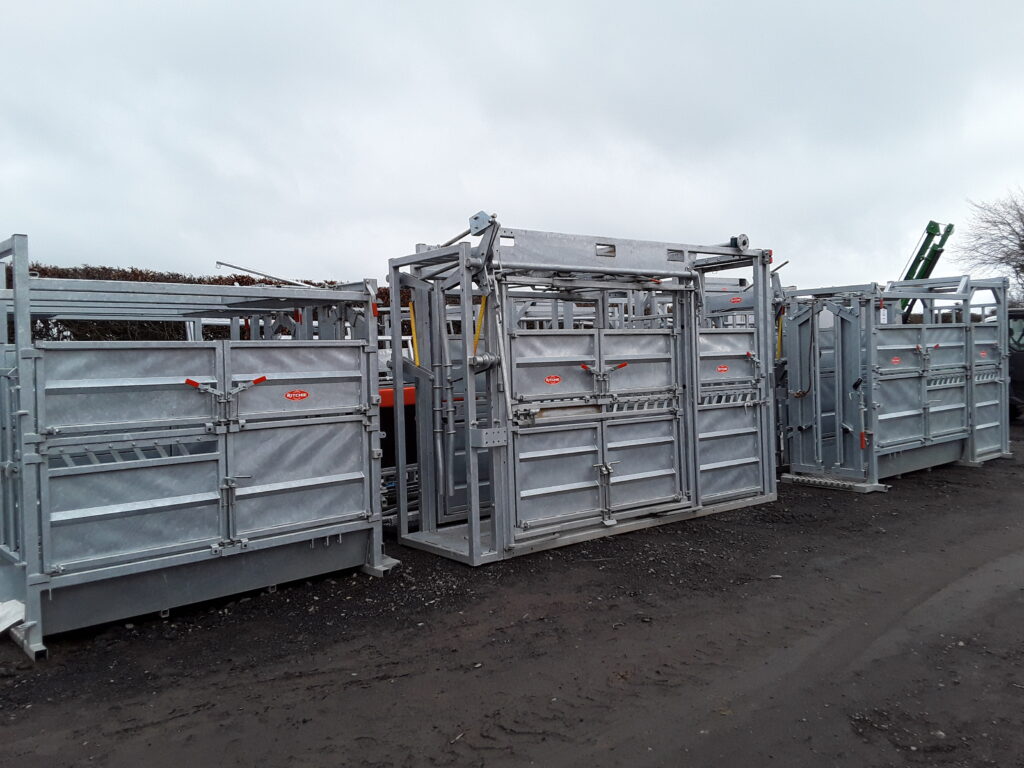 RITCHIE 339G CONTINENTAL CATTLE CRUSH WITH AUTO YOKE