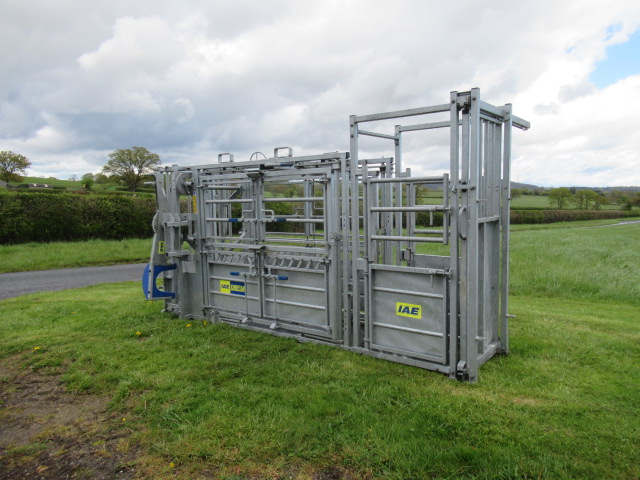 IAE Chieftain Squeeze Cattle Crush – SOLD