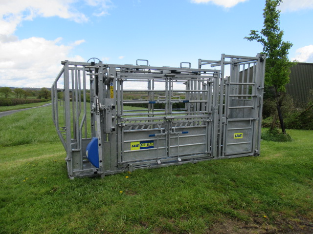 IAE Chieftain Squeeze Cattle Crush – SOLD