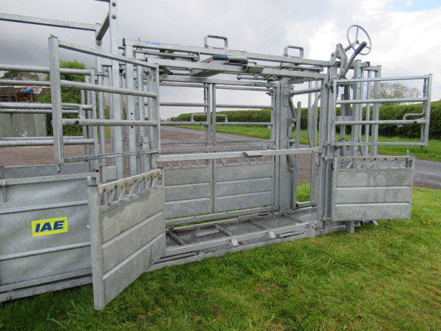 IAE Chieftain Squeeze Cattle Crush – SOLD