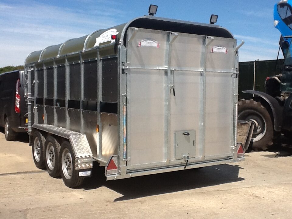 NEW GRAHAM EDWARDS 14FT X 6FT 3′ TRI AXLE TRAILER C/W SHEEP DECKS