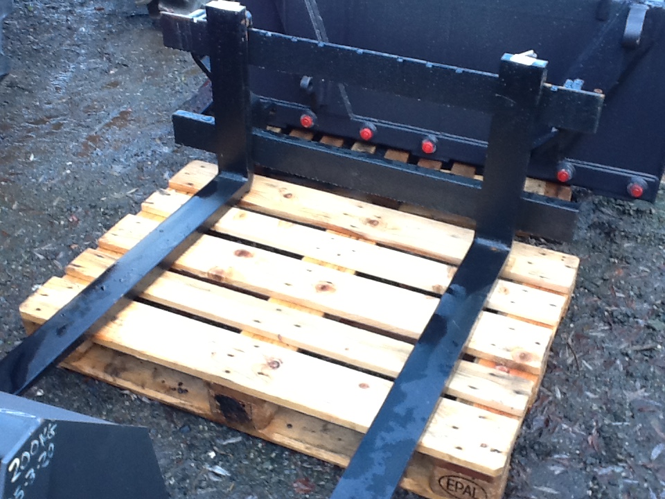 NEW PALLET FORKS C/W EURO BRACKET