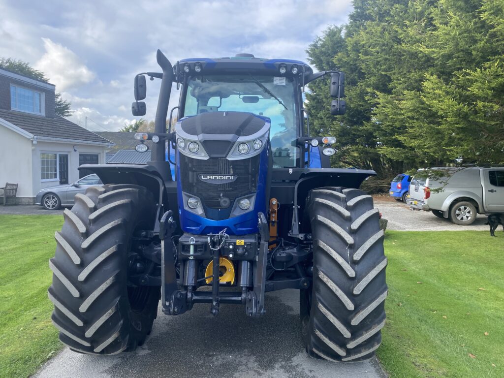 NEW LANDINI 7-200 DYNAMIC TRACTOR IN ICON BLUE