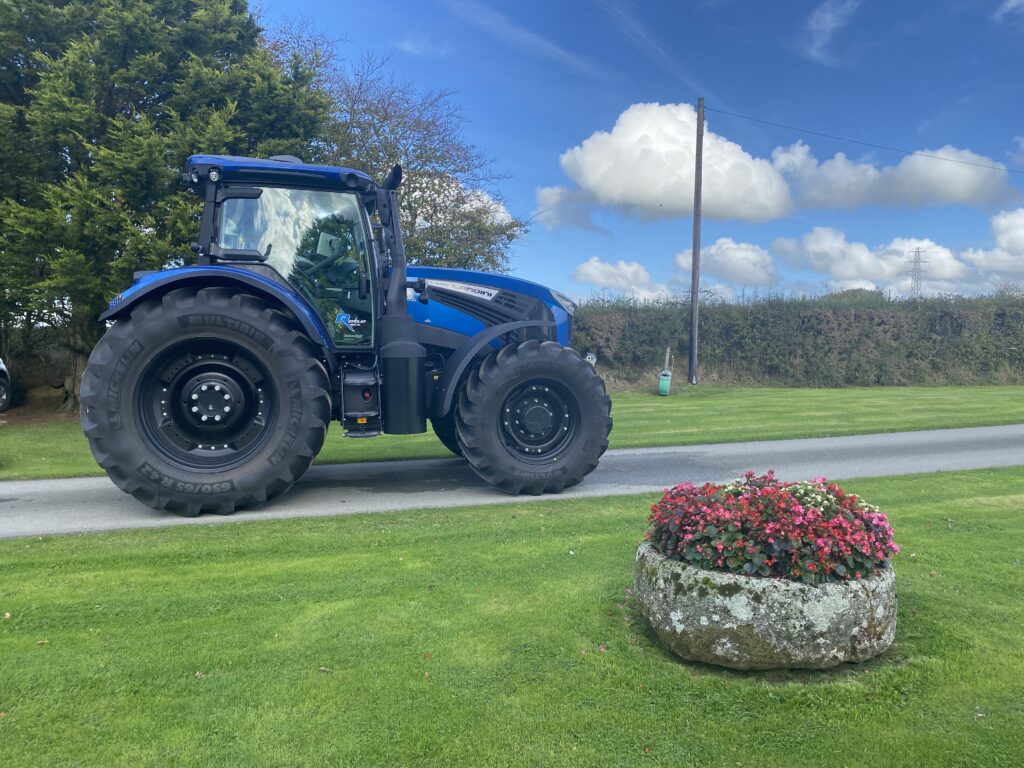 NEW LANDINI 7-200 DYNAMIC TRACTOR IN ICON BLUE