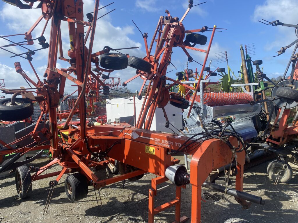 KUHN GF8501 TOP TRAILED 8M TEDDER