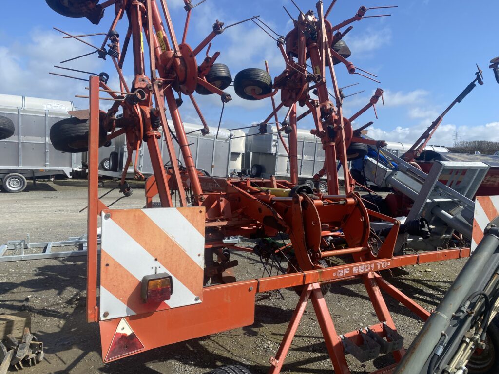 KUHN GF8501 TOP TRAILED 8M TEDDER