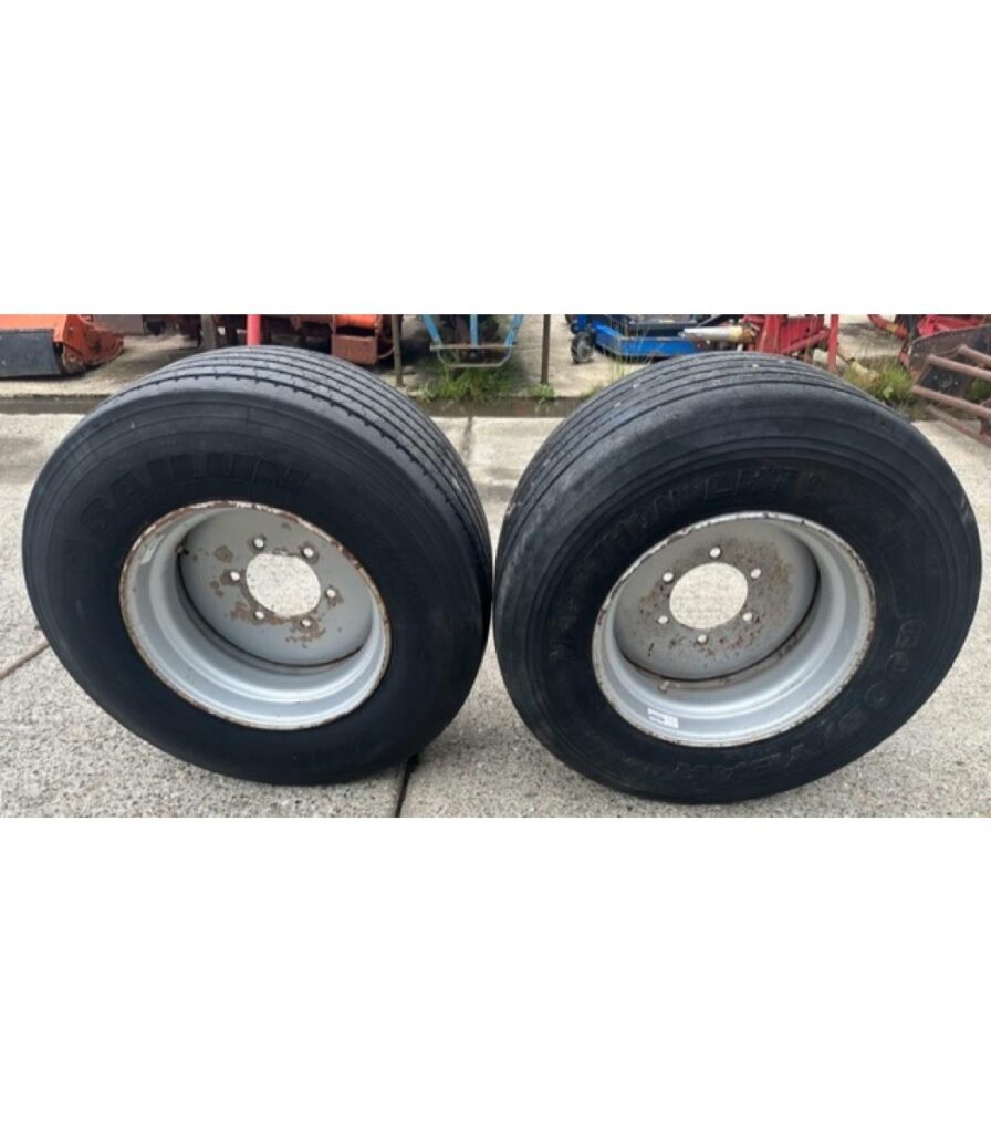 Pair 19.5 Super Single Wheels