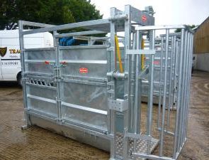 RITCHIE CATTLE CRUSH 339G MAN STRATHMORE CATTLE CRATE WITH MANUAL YOKE