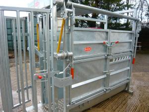 RITCHIE CATTLE CRUSH 339G MAN STRATHMORE CATTLE CRATE WITH MANUAL YOKE