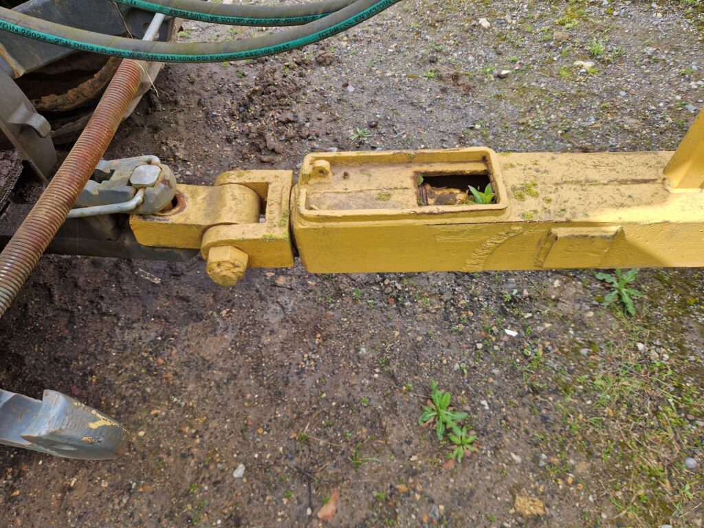 Hydraulic lift trailed scraper box
