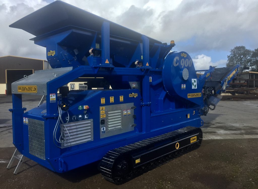 C900 TRACKED CRUSHER