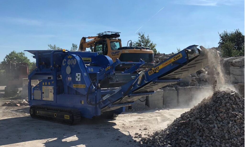 C900 TRACKED CRUSHER